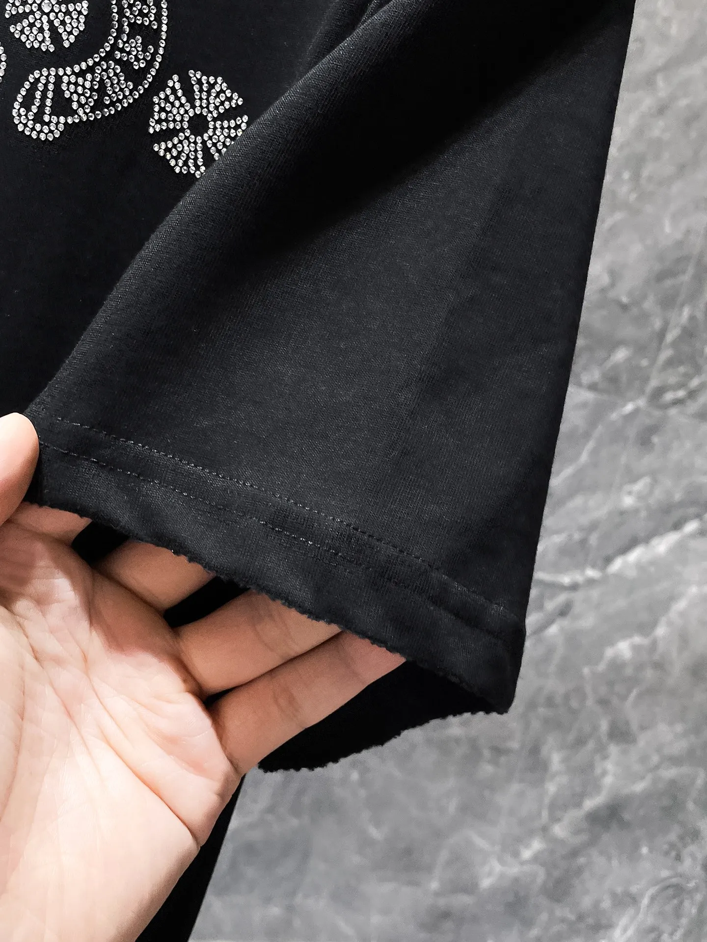 P166 New Chrome Hearts 25ss for summer. High-weight, environmentally friendly and high-quality top-grade fabric. 260g~270g. Heavy-duty hot-drilled horseshoes and Sanskrit letters cross short sleeves. Counter synchronization. 1:1 replica version. Recommended colors: black, white, gray. Size: S, M, L, XL.